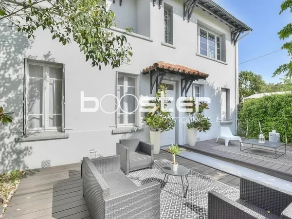 7 Deniers - Maison familiale 155 m² avec superbes extérieurs, deux terrasses et jardin arboré