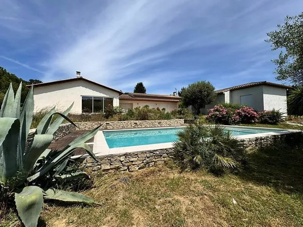 Villa contemporaine de plain pied de 300 m² et parc à 5mns de Carcassonne