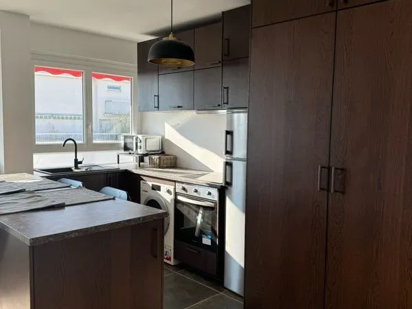 À louer - Chambre 9 m² avec balcon privatif - Colocation meublée - T5 refait à neuf - Gambetta