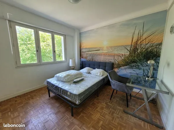 Dans belle maison rénovée, grande chambre avec vue