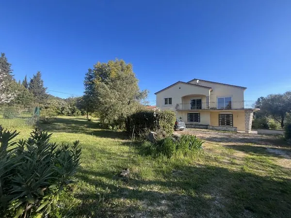 Maison 2 niveaux avec grand terrain et fort potentiel constr