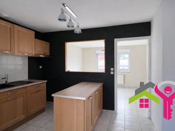 Maison rénovée avec jardin et garage