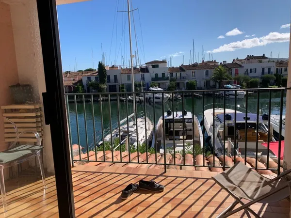 Loue studio avec terrasse et parking sur la Marina de Port Grimaud