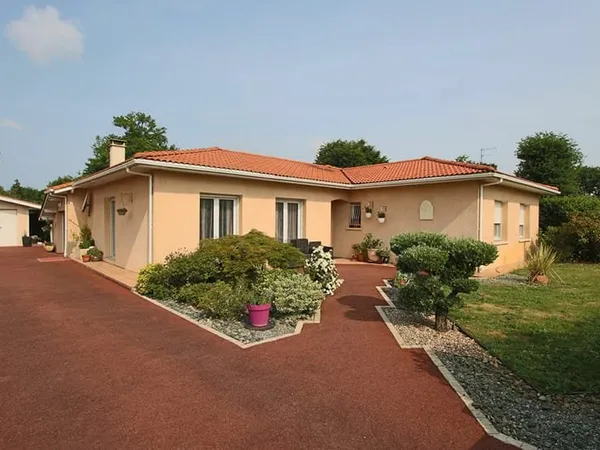 Plain-pied 4 chambres avec jardin paysagé et garage, proche commodités.