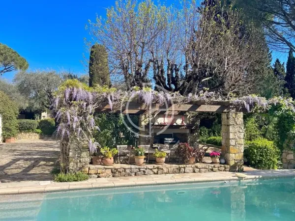 MOUGINS - VÉRITABLE MAS DE CHARME