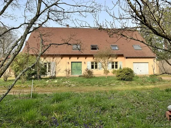 Vaste Villa Traditionnelle Sur Terrain De 5500 m²