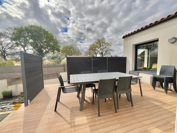Maison de plain-pied, 5 chambres, dans le bourg de Mouilleron