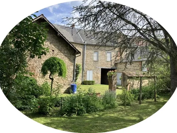 Auv 1184 : Ancienne ferme en carré, cour intérieure, centre Pionsat