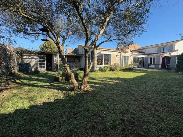 Maison de charme en pierres, 4 chambres, garage double, commerces à pieds