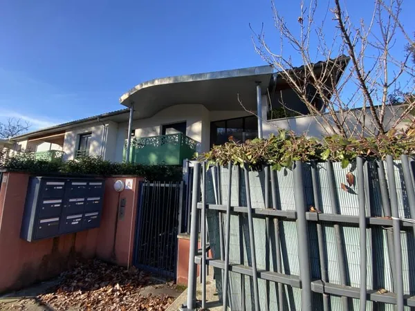 A LOUER centre de village LACROIX FALGARDE, bel appartement de type 3, dans résidence récente