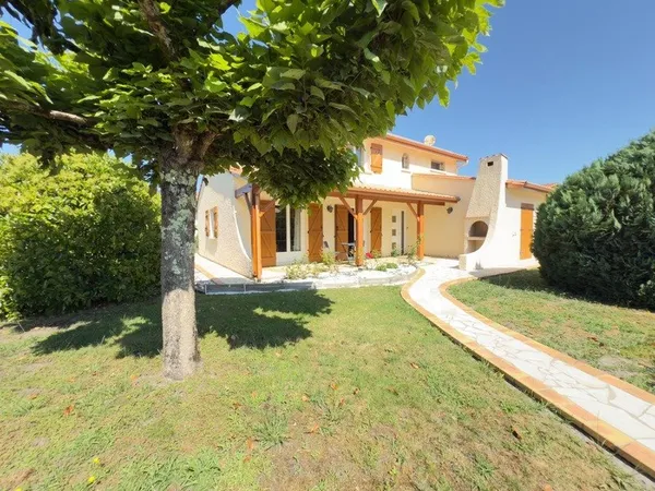 Cestas Bourg - Maison familiale 142 m², 5 chambres, jardin 895 m², garage 35 m², à deux pas des écol