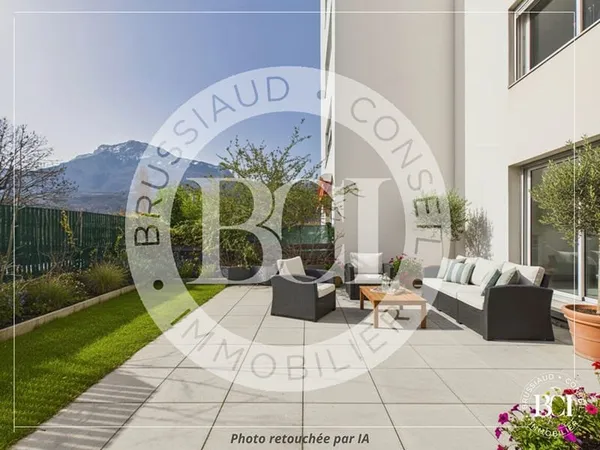 T3 de 88 m² en rez-de-jardin avec grande terrasse et vue dégagée sur le Vercors et Belledonne.