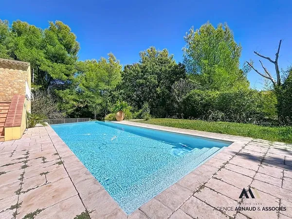 Magnifique maison (5 chambres) de plain-pied avec piscine