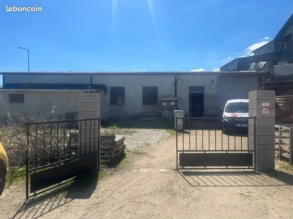 Local 200m2 entrepôt et bureaux