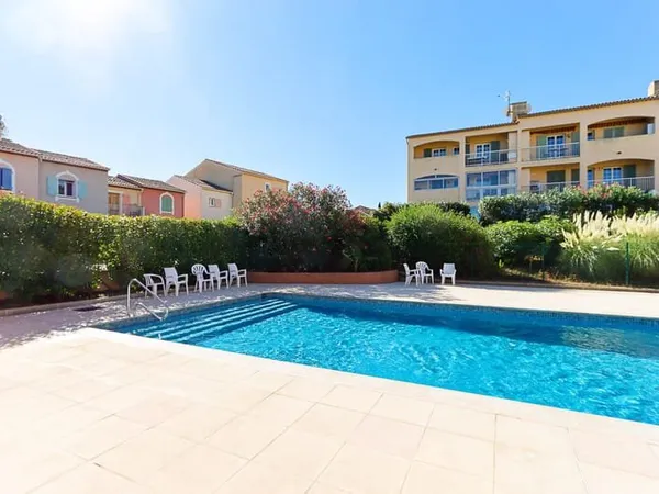 LA CROIX VALMER - Appartement 2 pièces avec piscine, parking et balcon.