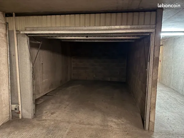 Garage - Métro Hénon (48 rue Hénon)