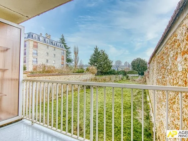 Versailles Rive-Droite Studio 26 m² situé au 1er étage avec ascenseur et balcon