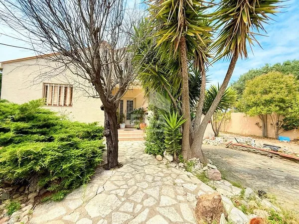 Perpignan 'Las Cobas' - Maison à vendre 4 faces, sous sol, jardin et piscine