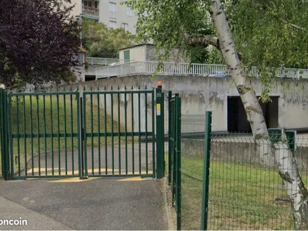 Garage / box fermé à louer situé à La Mulatière (69350), dans une résidence sécurisée