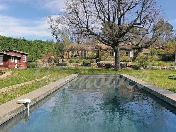Tourrettes 83440 - Maison en pierre avec piscine - Charme, calme et cadre verdoyant