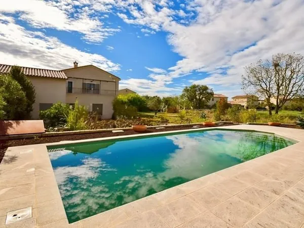 Maison de standing 183 m2 , 4 chambres- Piscine - Proche Uzes