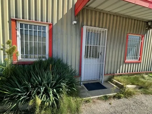 A louer : Local commercial ou industriel à Piolenc 350m² - 1800 euros/mois