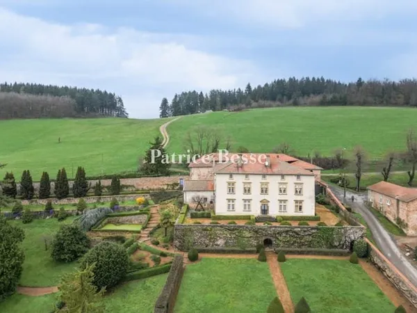 Dans les Hauts du Beaujolais, un château du 17e s., ses dépendances et sa chapelle, dans un parc de