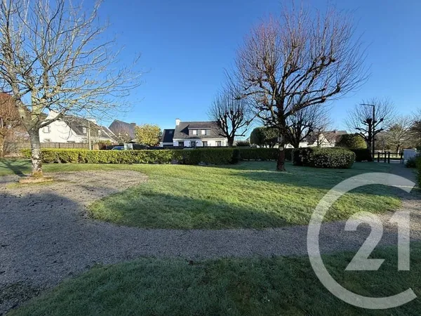 Terrain 592 m²