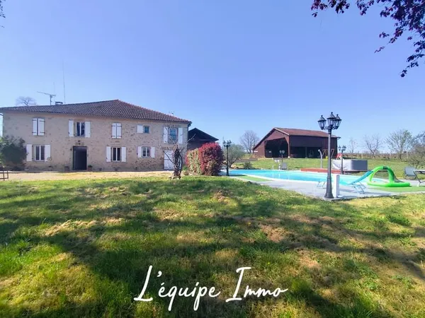 Villa 450 m2 avec gîtes, piscine, jacuzzi, boulodrome et han