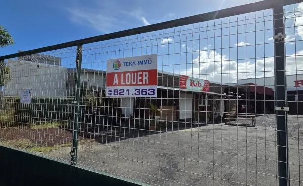 A LOUER - TERRAIN AVEC BUREAUX - BEL AIR, SAINT-LOUIS
