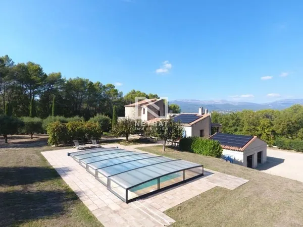 A TOURRETTES - PROPRIETE - PROCHE GOLF DE TERRE BLANCHES - PISCINE - TENNIS - APPARTEMENT INDEPENDAN
