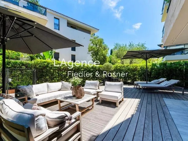 REF 500 : ST-TROPEZ CENTRE - LUXUEUSE RESIDENCE - APPARTEMENT AVEC JARDIN