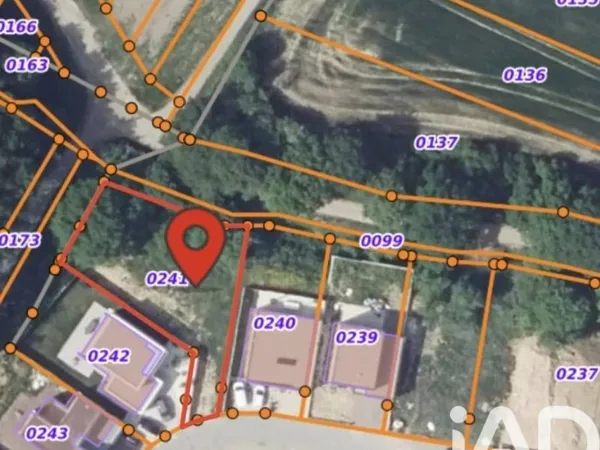 Terrain 705 m²
