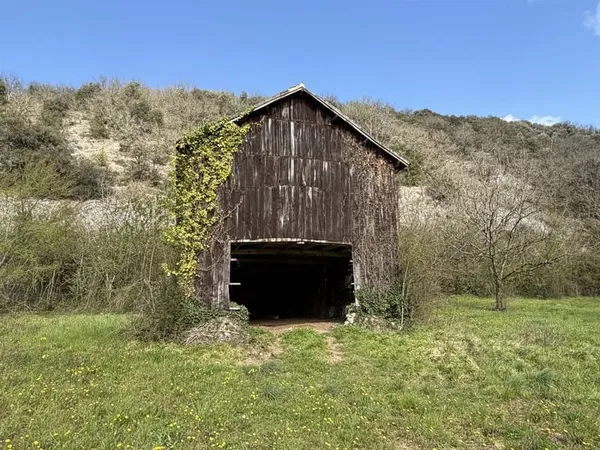 Terrain plat à bâtir avec séchoir à tabac