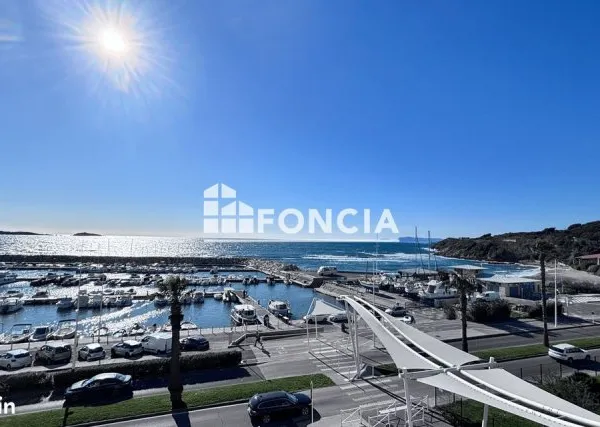 DUPLEX DERNIER ETAGE -VUE EXCEPTIONNELLE- MER et PORT DE LA COUDOULIERE-