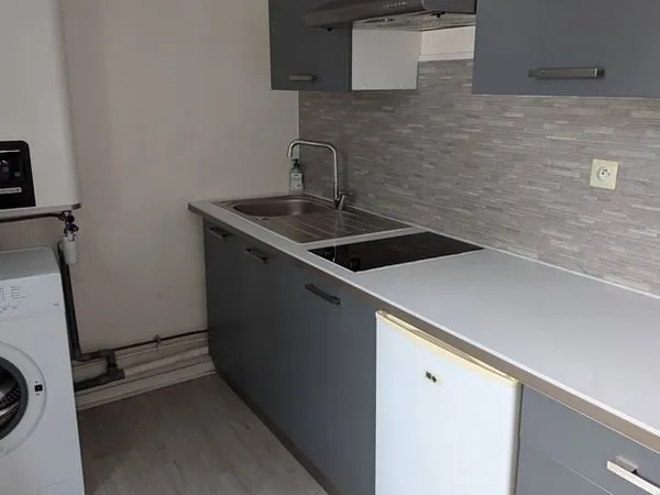 F2 Meuble en plein centre de Bouchon