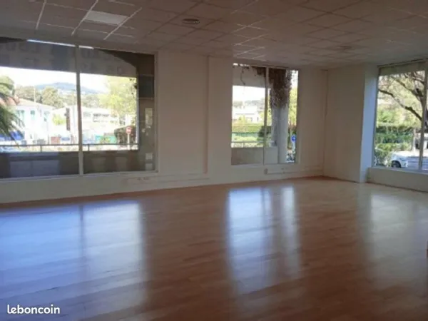 LOCAL COMMERCIAL 261 m² JUAN LES PINS