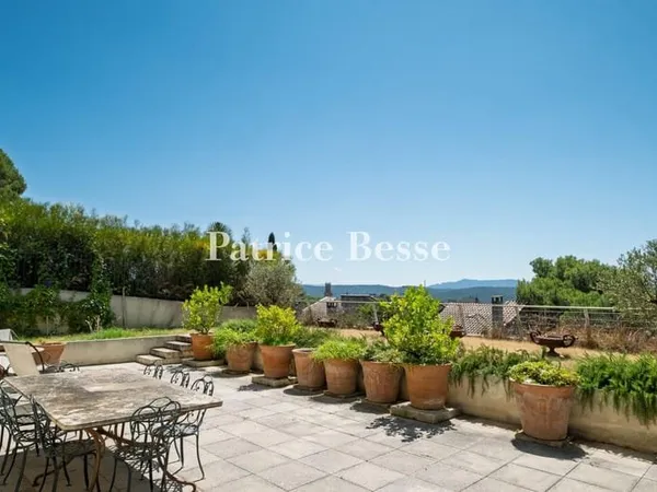 À 5 min du centre-ville d'Aix-en-Provence, un appartement de 220 m² et son jardin privatif, dans une