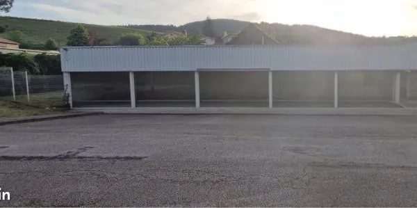 A loue vitrine local dépôt commercial professionnel 300m2 de showroom halle d'exposition vitrine ou 
