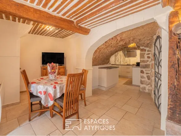 Maison de village en pierre, terrasse tropézienne, tout à pied