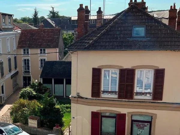 DOURDAN CENTRE VILLE, APPT F1 !