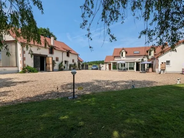 DOMAINE D'EXCEPTION : 4.5 Ha, ETANG, BOIS ET DEUX MAISONS