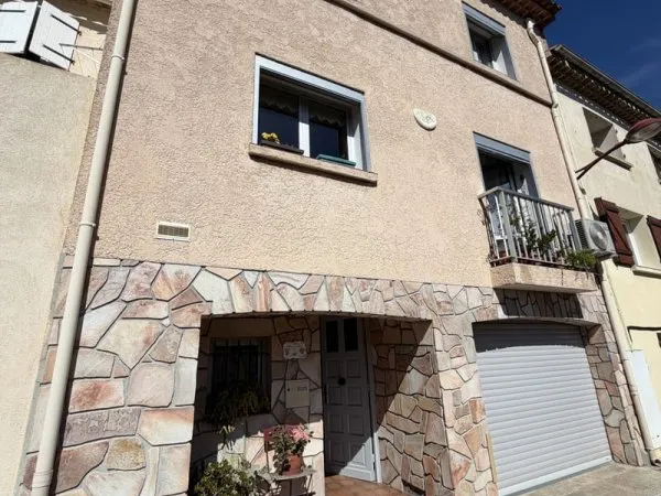 MAISON DE VILLAGE AVEC GARAGE ET TERRASSE CENTRE VILLE