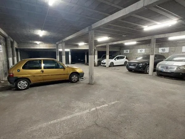 Place de parking fermée délimitée 25€ + TVA