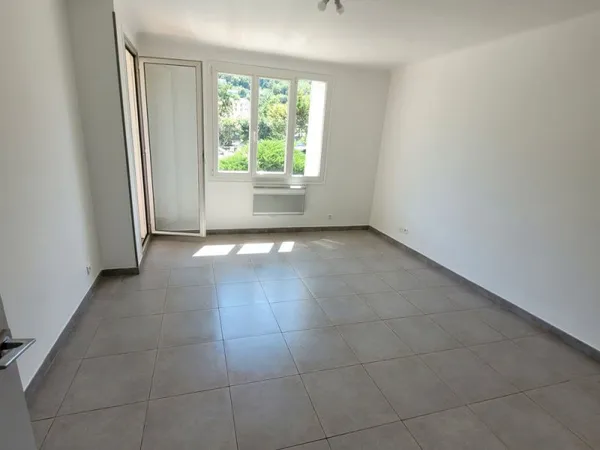 BEL APPARTEMENT T4 REFAIT A NEUF SECTEUR PETITE PROVENCE