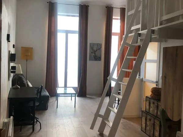 Hypercentre Studio meublé 32,5m2, Mezzanine 8 m2, Balcon, 775