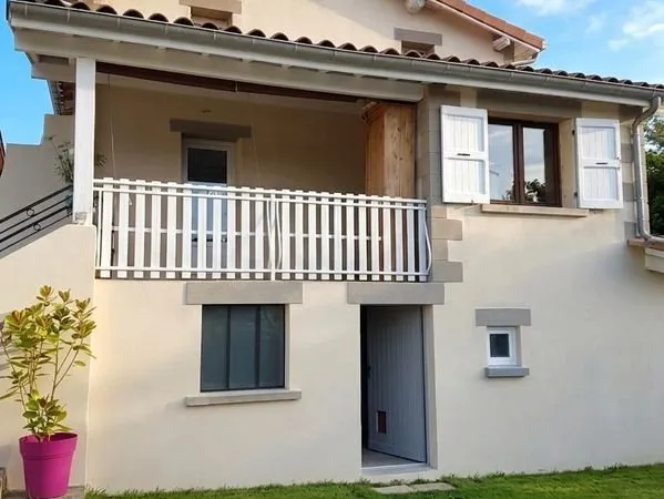 Maison en pierre rénovée, suite parentale et jardin - 42800