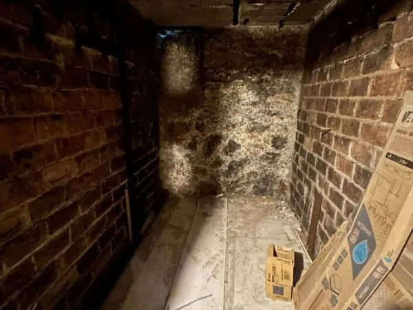 Cave 4 m²