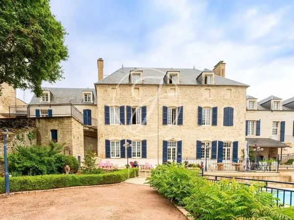 L'isle-Sur-Serein (Yonne) - Domaine à forte rentabilité : 6 gîtes sur 6 ha avec piscine - à vendre
