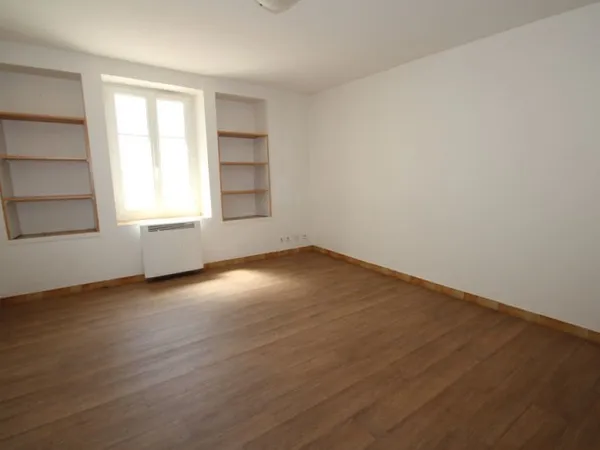 CERCY LA TOUR, appartement F2 de plain pied